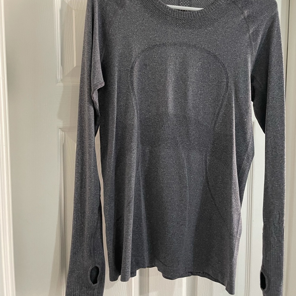Lululemon Swiftly size 8/10  I tore out tag.